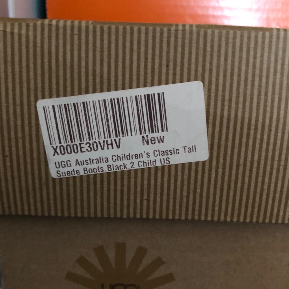 NEW Girl’s Ugg Classic Tall II Boots Size 2 - Picture 7 of 12